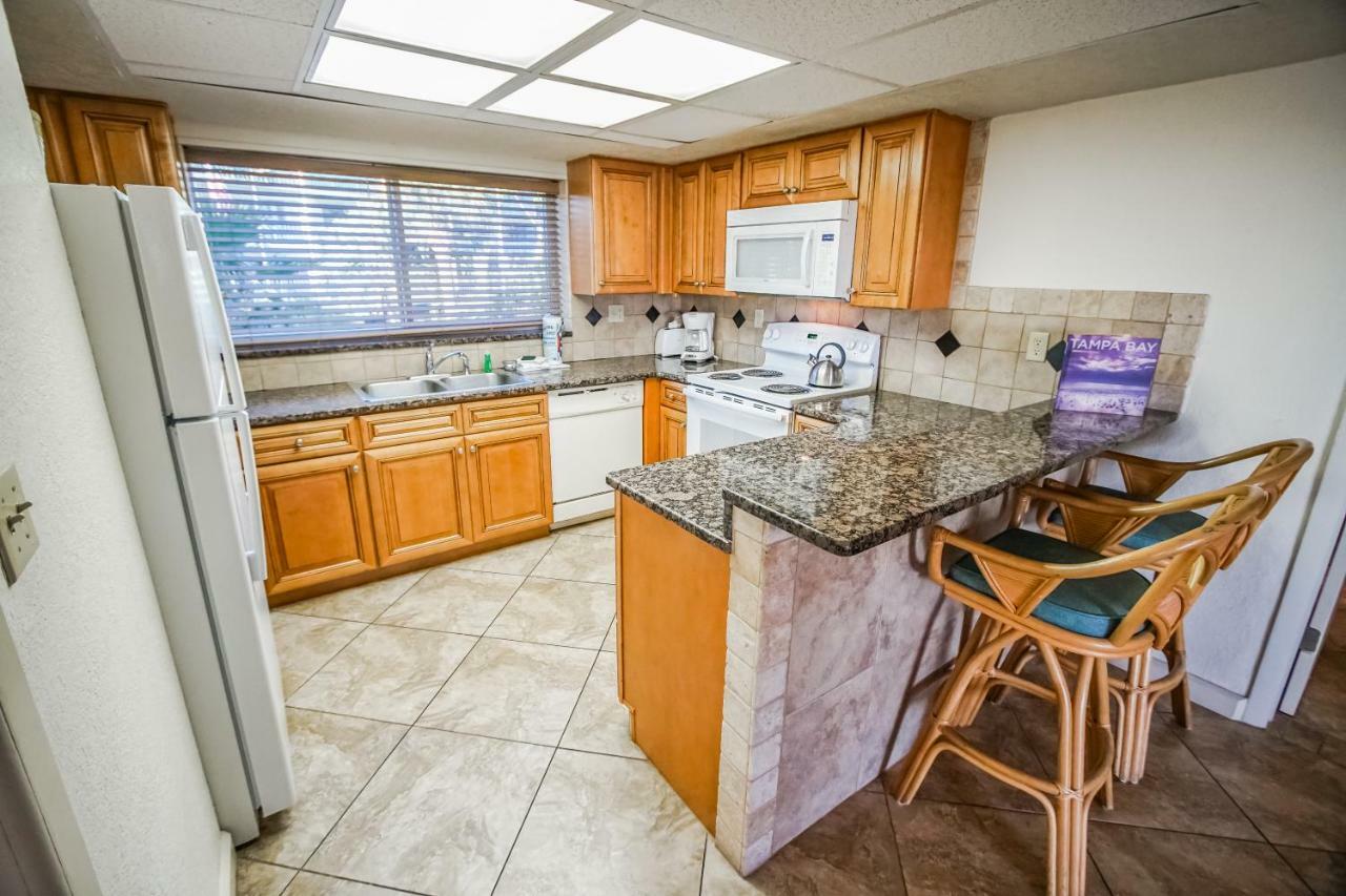 Coral Reef Resort St. Pete Beach Bagian luar foto